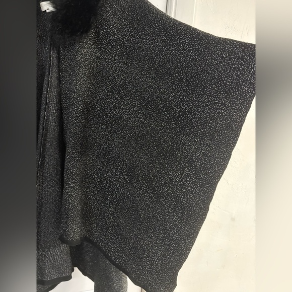 Black and Gray Poncho with Faux Fur Collar✨ - Picture 3 of 9